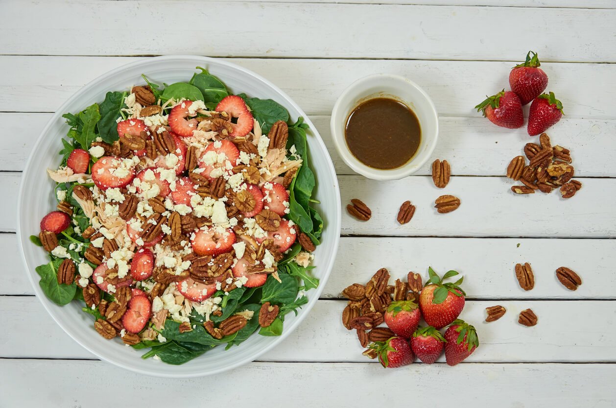 STRAWBERRY SALAD WITH SPINACH, CHICKEN, PECANS AND FETA CHEESE